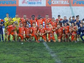 Jogadores do capitão poço reunidos no gramado.