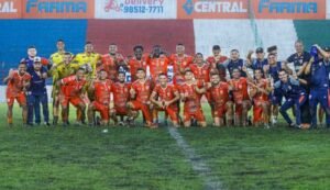 Jogadores do capitão poço reunidos no gramado.