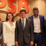 Alessandra Haber ao lado de representantes do partido.