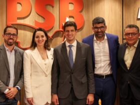 Alessandra Haber ao lado de representantes do partido.