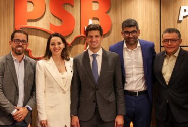 Alessandra Haber ao lado de representantes do partido.