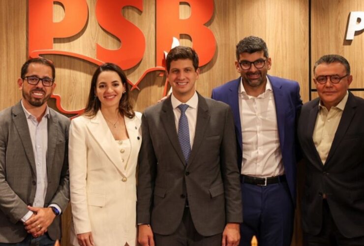 Alessandra Haber ao lado de representantes do partido.