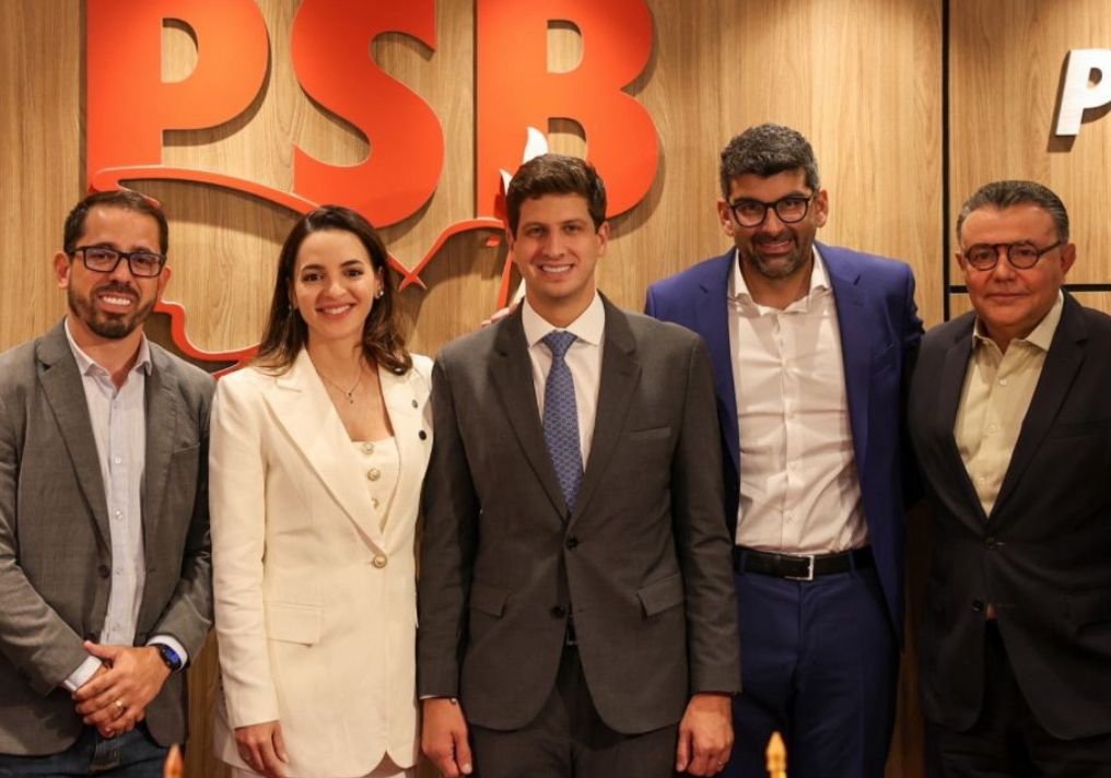 Alessandra Haber ao lado de representantes do partido.