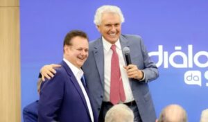 O presidente nacional do PSD, Gilberto Kassab, e o governador do Goiás, Ronaldo Caiado, em encontro do partido em São Paulo.