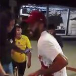 Homem aparece ensanguentado após ser esfaqueado.