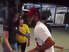 Homem aparece ensanguentado após ser esfaqueado.