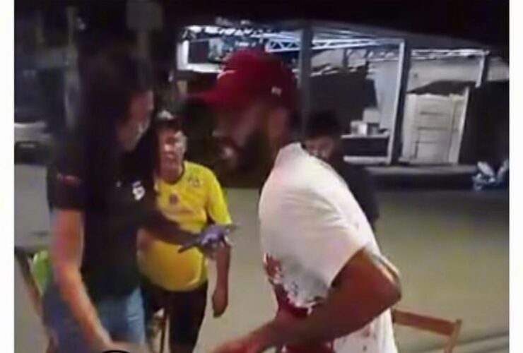 Homem aparece ensanguentado após ser esfaqueado.