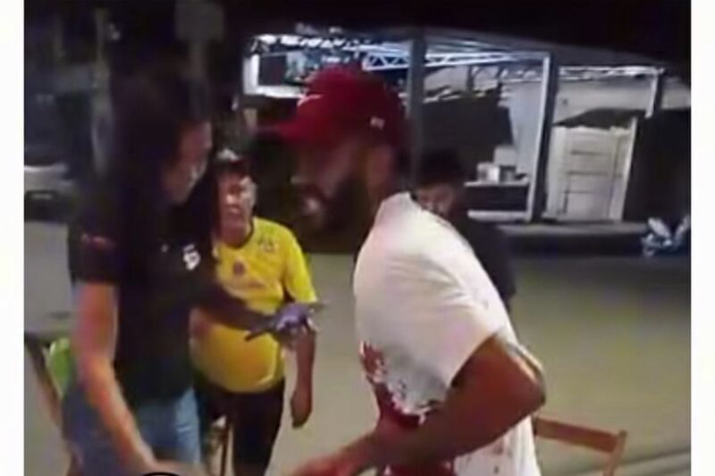 Homem aparece ensanguentado após ser esfaqueado.