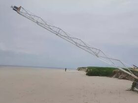 Farol da praia de Ajuruteua cai após solo ceder com fortes chuvas no nordeste do Pará.