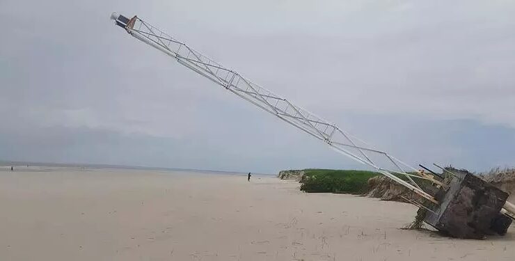 Farol da praia de Ajuruteua cai após solo ceder com fortes chuvas no nordeste do Pará.