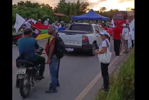 Moradores fecham a vida que dá acesso ao município de Mocajuba.