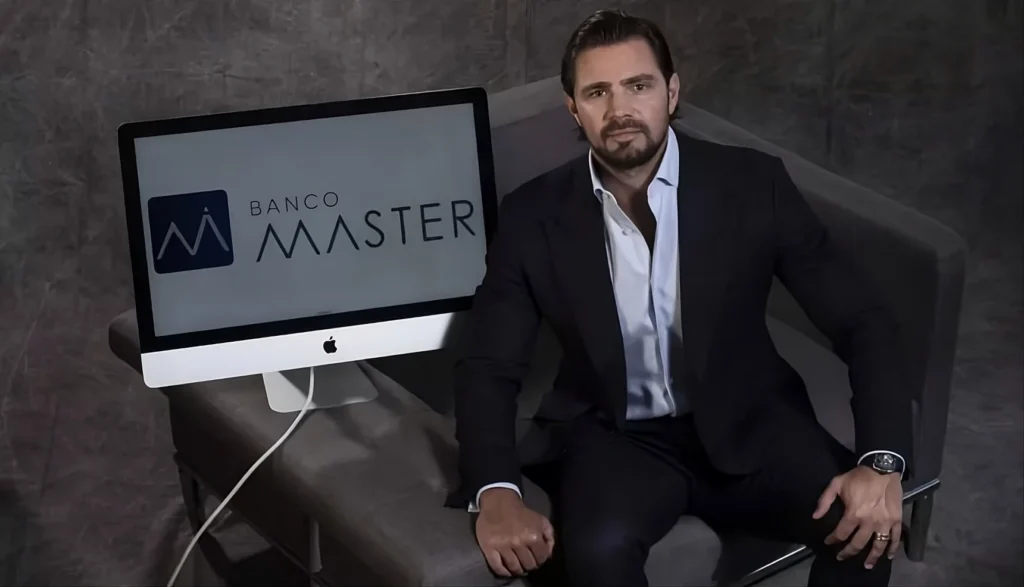 Daniel Vorcaro posa em foto de divulgação do Banco Master