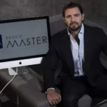 Daniel Vorcaro posa em foto de divulgação do Banco Master
