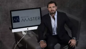 Daniel Vorcaro posa em foto de divulgação do Banco Master