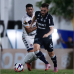 Jogadores de Remo e Porto Velho disputando bola