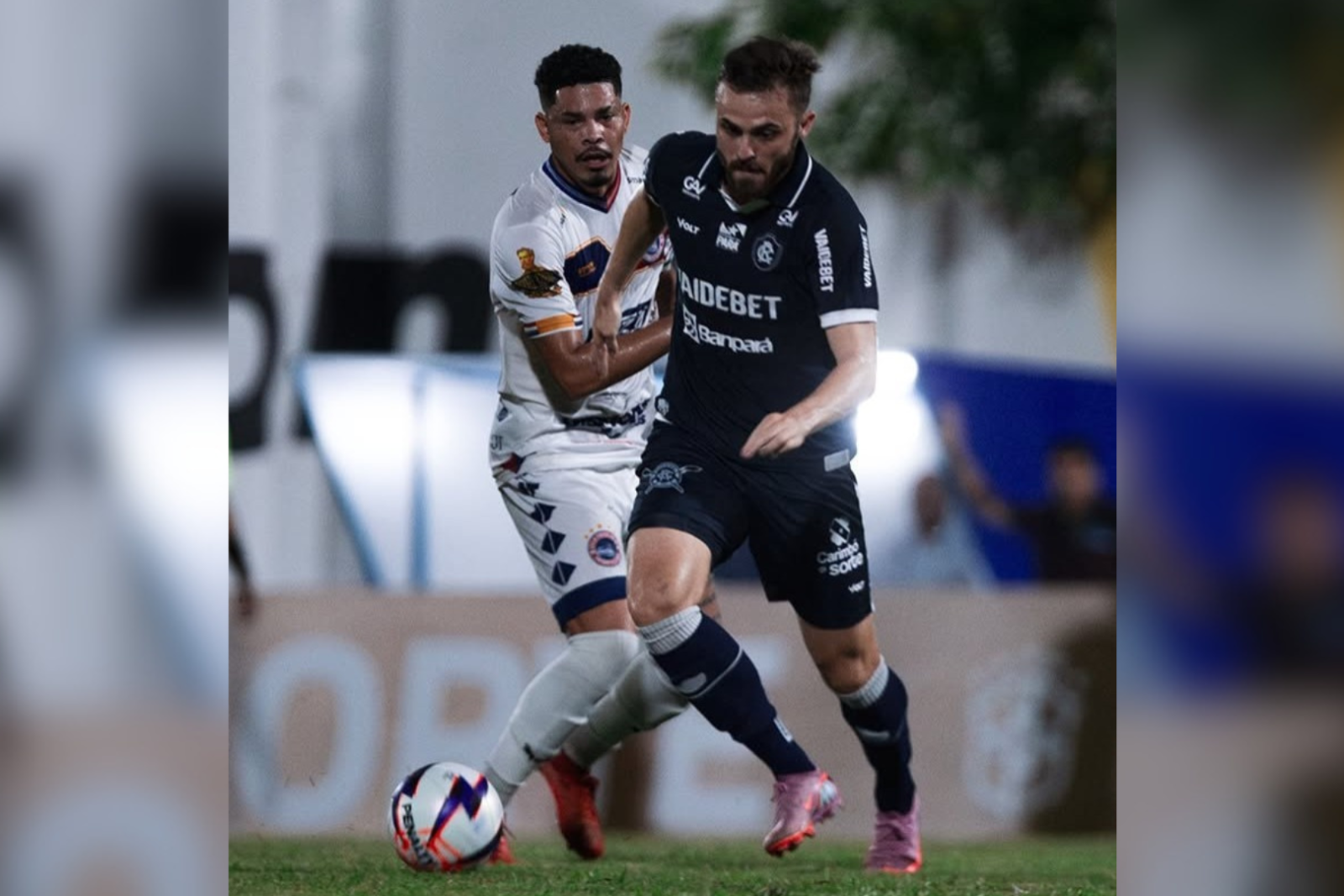 Jogadores de Remo e Porto Velho disputando bola