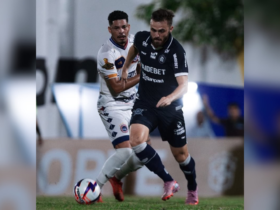 Jogadores de Remo e Porto Velho disputando bola