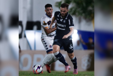 Jogadores de Remo e Porto Velho disputando bola