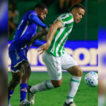 Jogadores de Águia e Juventude se enfrentando no Alfredo Jaconi