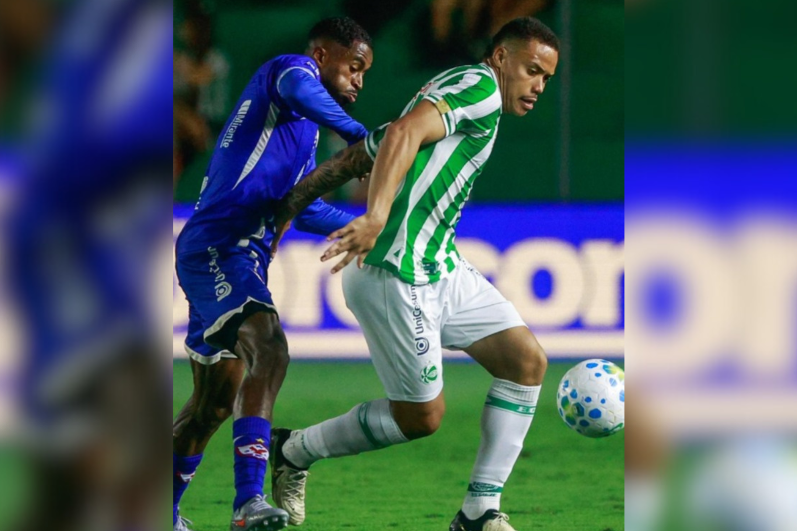 Jogadores de Águia e Juventude se enfrentando no Alfredo Jaconi