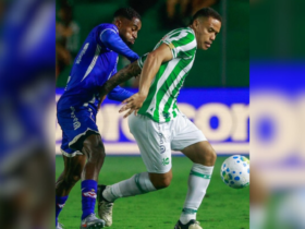 Jogadores de Águia e Juventude se enfrentando no Alfredo Jaconi