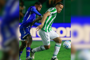 Jogadores de Águia e Juventude se enfrentando no Alfredo Jaconi