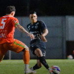 Jogadores de Paysandu e Guaporé disputando partida