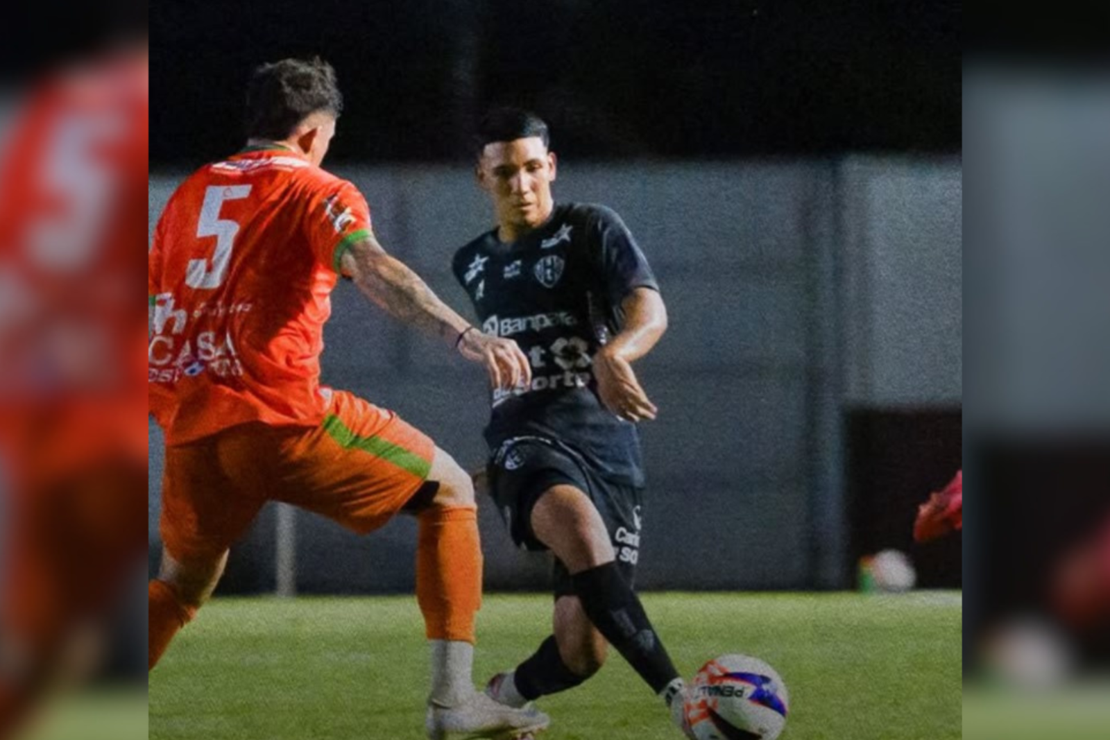 Jogadores de Paysandu e Guaporé disputando partida