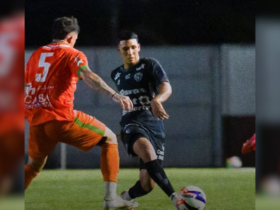 Jogadores de Paysandu e Guaporé disputando partida