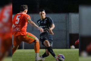 Jogadores de Paysandu e Guaporé disputando partida