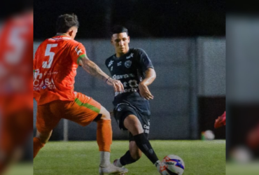 Jogadores de Paysandu e Guaporé disputando partida