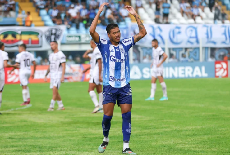 Atacante Kleiton Pego do Paysandu em jogo no Estádio da Curuzu