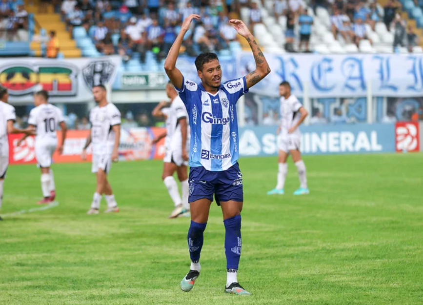 Atacante Kleiton Pego do Paysandu em jogo no Estádio da Curuzu