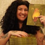 Escritora paulista Thabata Vecchio com o livro "Pé de Caju".