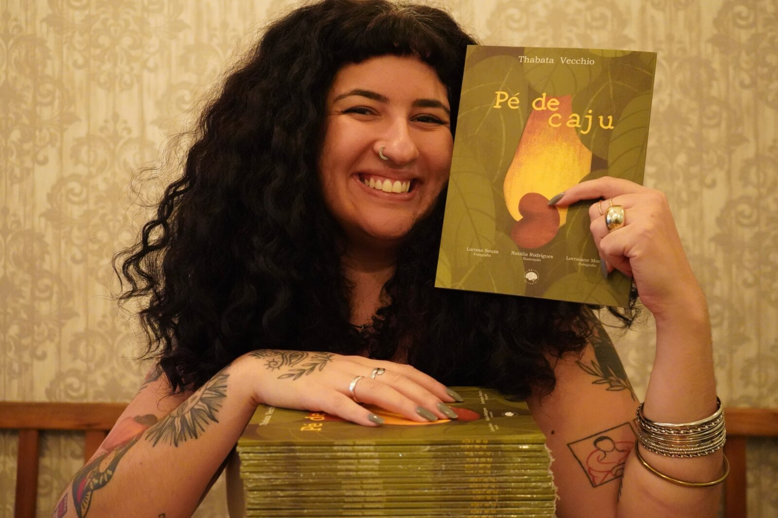 Escritora paulista Thabata Vecchio com o livro "Pé de Caju".