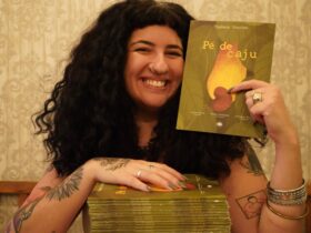 Escritora paulista Thabata Vecchio com o livro "Pé de Caju".