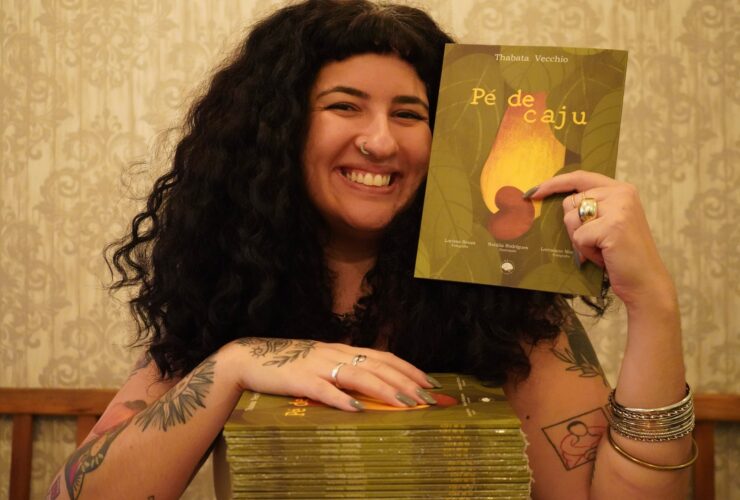 Escritora paulista Thabata Vecchio com o livro "Pé de Caju".