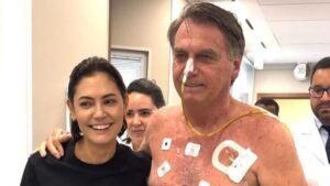 Jair Bolsonaro recebeu alta hospitalar e cumpre prisão domiciliar em Brasília.