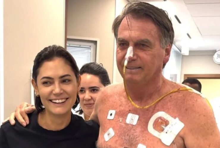 Jair Bolsonaro recebeu alta hospitalar e cumpre prisão domiciliar em Brasília.