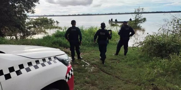 Policia procurando por dupla que pulou no rio