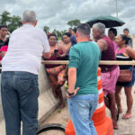 Imagem mostra barreira humana montada por comunidade quilombola