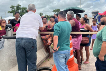 Imagem mostra barreira humana montada por comunidade quilombola