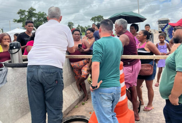 Imagem mostra barreira humana montada por comunidade quilombola