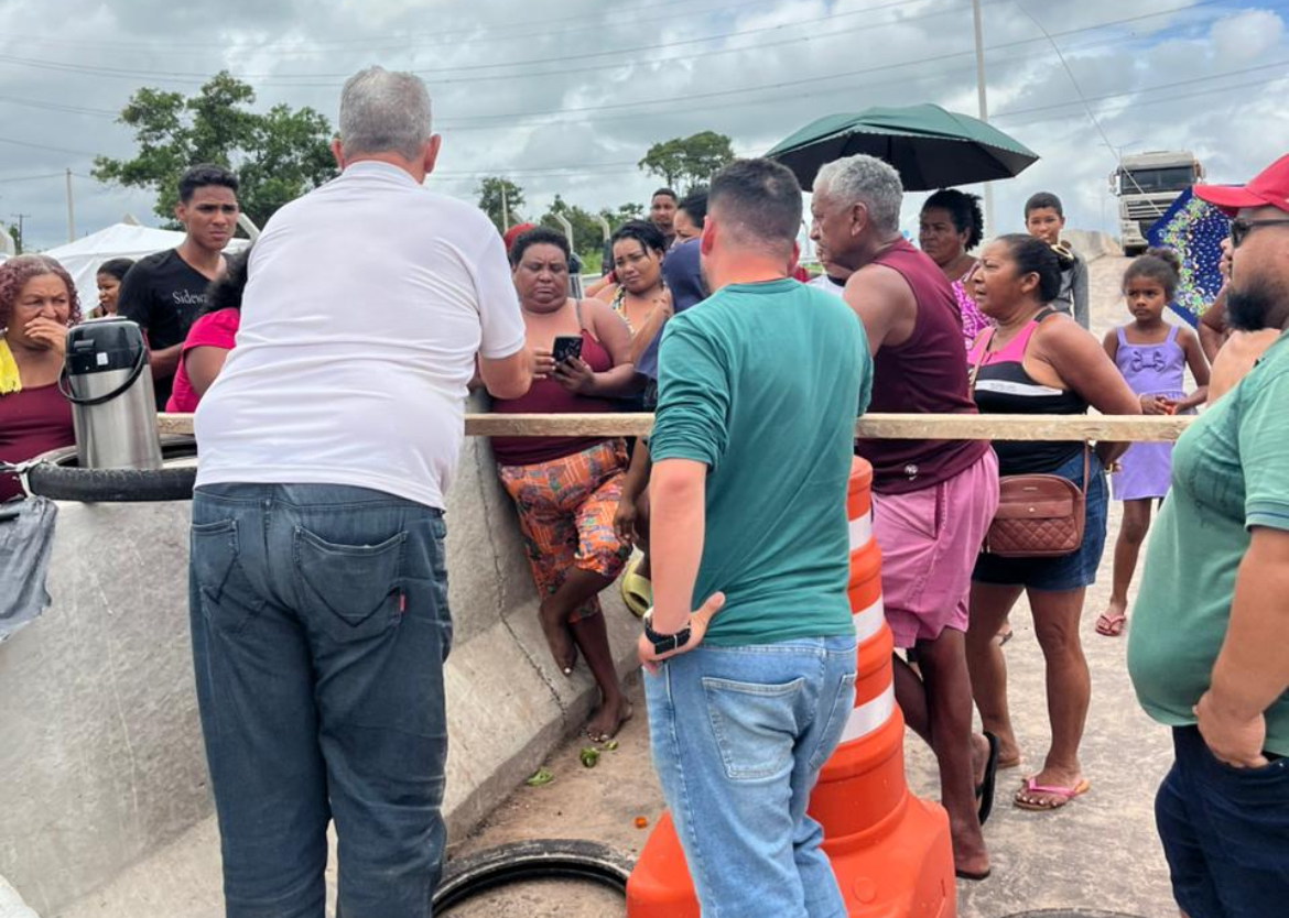 Imagem mostra barreira humana montada por comunidade quilombola
