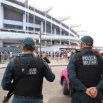 Policiais militares fazem a segurança dos torcedores no estádio Mangueirão.