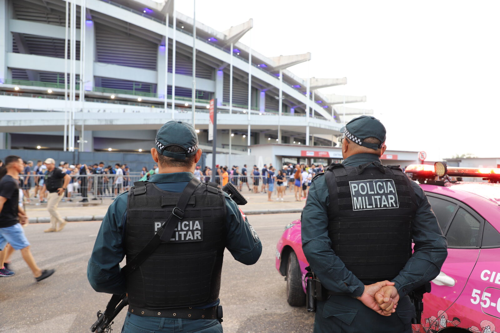 Policiais militares fazem a segurança dos torcedores no estádio Mangueirão.