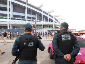 Policiais militares fazem a segurança dos torcedores no estádio Mangueirão.