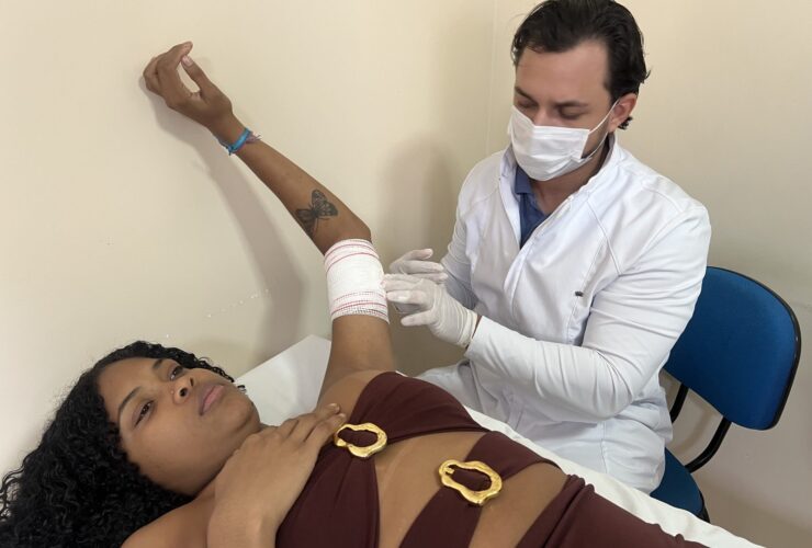 Mulher recebendo implante do contraceptivo Implanon