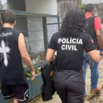 Imagem do suspeito sendo conduzido por agentes da Polícia Civil até a delegacia.