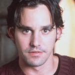 Imagem do ator Nicholas Brendon na série Buffy: A Caça-Vampiros